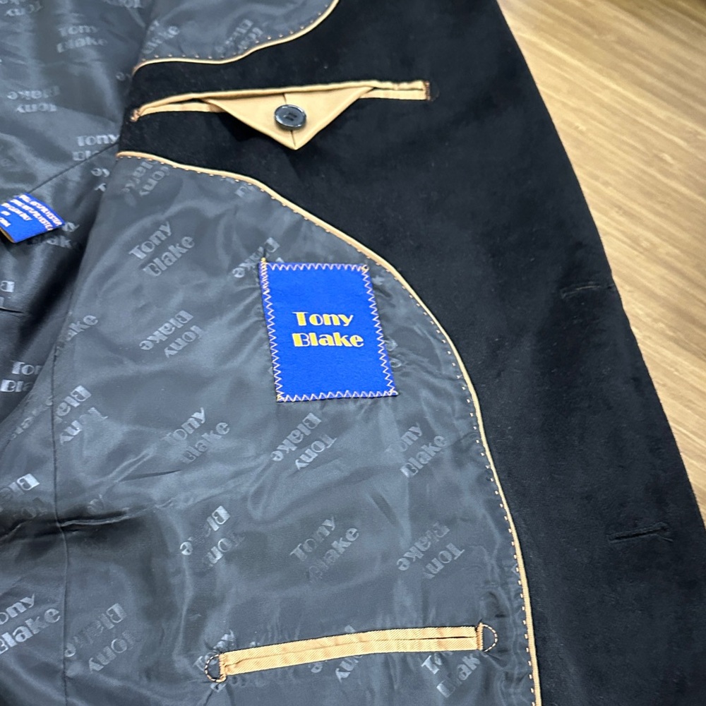 Sophisticated velvet Men's 2 button Black Blazer - Picture 9 of 10